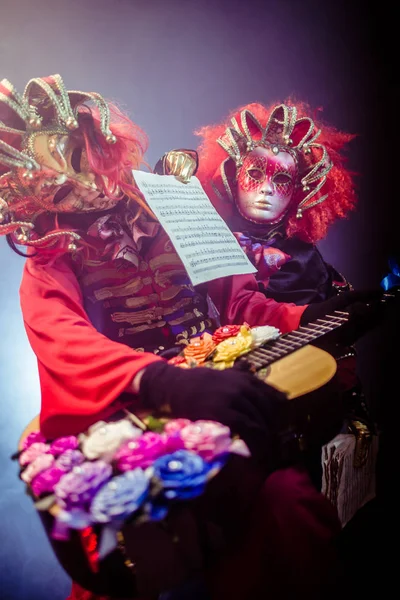 Hombre Mujer Trajes Venecianos Posando Con Guitarra Sobre Fondo Oscuro — Foto de Stock