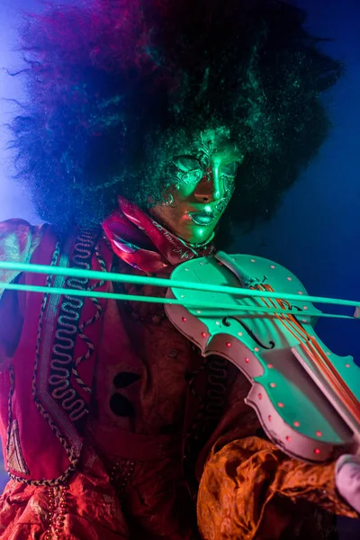 Mujer Traje Veneciano Máscara Posando Con Violín Sobre Fondo Oscuro — Foto de Stock