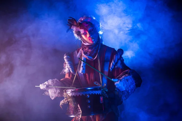 Retrato Conceptual Del Hombre Traje Veneciano Máscara Peluca Posando Con — Foto de Stock