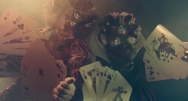 Дві Людини Венеціанських Костюмах Позують Великими Гральними Картками — стокове відео