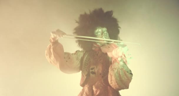 Femme Costume Vénitien Masque Posant Avec Violon Sur Fond Brumeux — Video