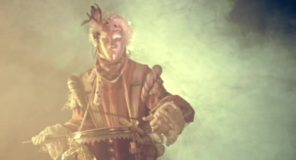 Konceptuální Portrét Člověka Benátské Kostýmy Masky Paruka Hrající Drum Zamlžené — Stock video