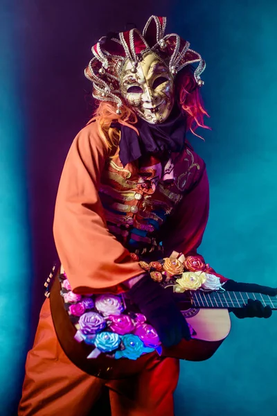 Hombre Carnaval Traje Veneciano Máscara Posando Con Guitarra Sobre Fondo — Foto de Stock