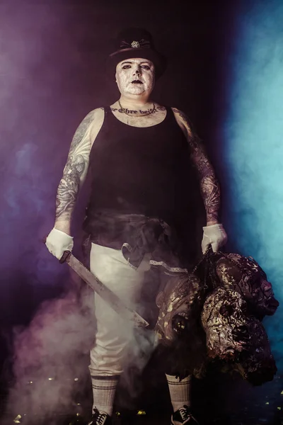 Portret Zombie Killer Noszenie Czapki Głów Maczetę Zombie Pozowanie Ciemnym — Zdjęcie stockowe