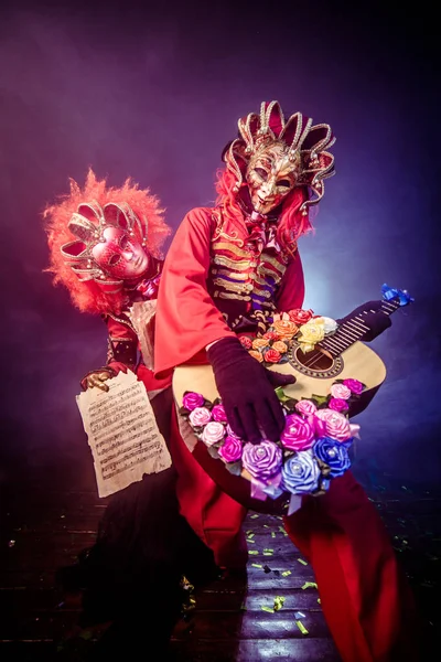 Dos Personas Trajes Venecianos Posando Con Guitarra Notas — Foto de Stock