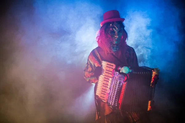 Homem Carnaval Traje Veneziano Máscara Posando Com Acordeão Contra Fundo — Fotografia de Stock