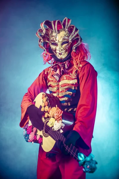 Hombre Traje Veneciano Máscara Posando Con Guitarra Sobre Fondo Oscuro — Foto de Stock