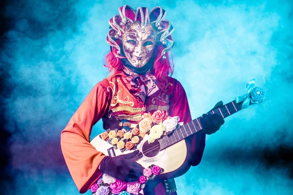 Mannen Venetianska Kostym Och Mask Poserar Med Gitarr Mot Mörk — Stockfoto