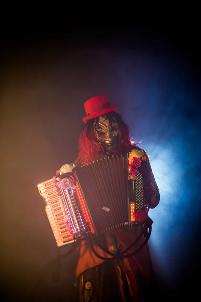 Karnevalist Venezianischem Kostüm Und Maske Posiert Mit Ziehharmonika Vor Nebligem — Stockfoto