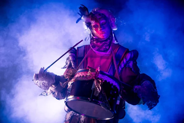 Homme Costume Vénitien Masque Perruque Posant Avec Tambour Sur Fond — Photo