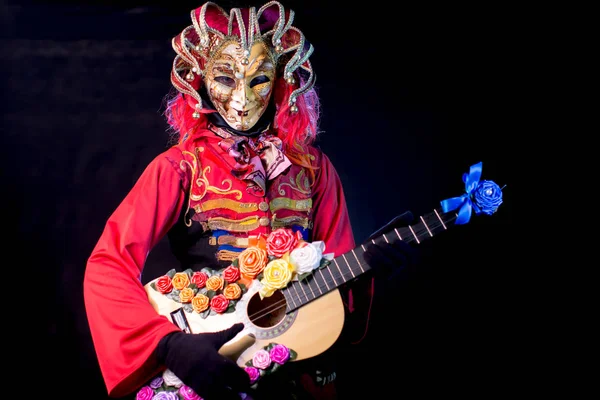 Man Venetiaanse Kostuum Masker Poseren Met Gitaar Tegen Donkere Achtergrond — Stockfoto