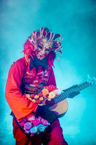 Hombre Carnaval Traje Veneciano Máscara Posando Con Guitarra Sobre Fondo — Foto de Stock
