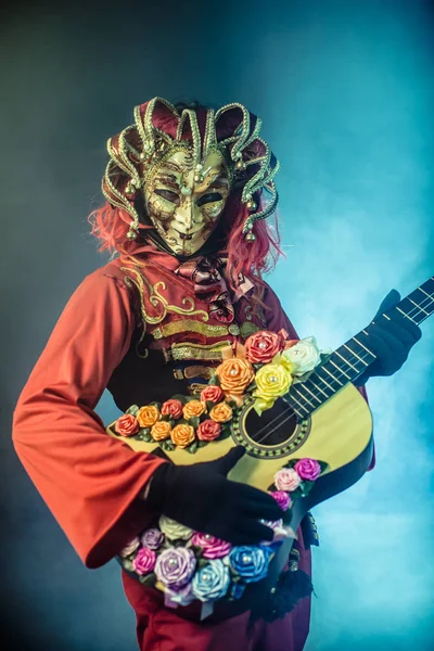 Homem Traje Veneziano Máscara Posando Com Guitarra Contra Fundo Escuro — Fotografia de Stock