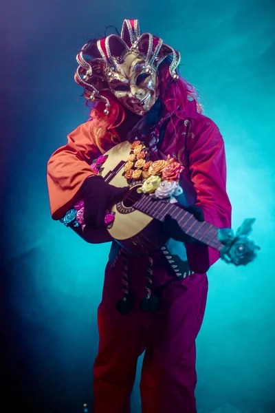 Hombre Carnaval Traje Veneciano Máscara Posando Con Guitarra Sobre Fondo — Foto de Stock