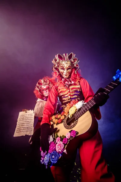 Twee Mensen Venetiaanse Kostuums Poseren Met Gitaar Notities — Stockfoto