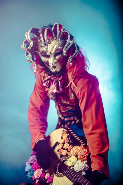 Mannen Venetianska Kostym Och Mask Poserar Med Gitarr Mot Mörk — Stockfoto