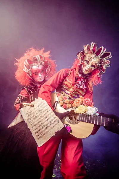 Dos Personas Trajes Venecianos Posando Con Guitarra Notas — Foto de Stock