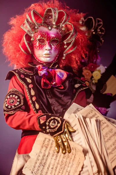 Hombre Mujer Trajes Venecianos Posando Con Guitarra Sobre Fondo Oscuro — Foto de Stock