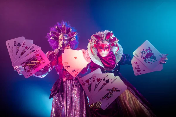 Mujeres Trajes Venecianos Máscaras Posando Con Grandes Tarjetas Sobre Fondo — Foto de Stock