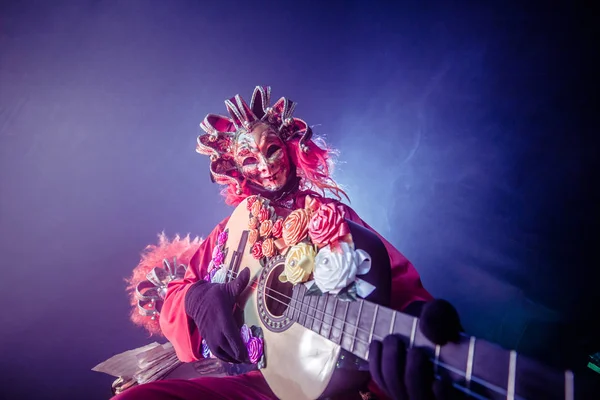 Hombre Traje Veneciano Máscara Posando Con Guitarra Sobre Fondo Oscuro — Foto de Stock