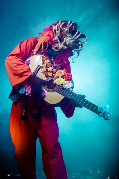 Hombre Carnaval Traje Veneciano Máscara Posando Con Guitarra Sobre Fondo — Foto de Stock