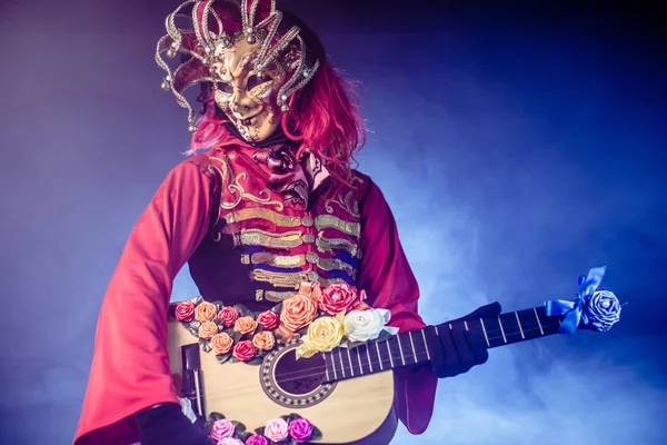 Hombre Traje Veneciano Máscara Posando Con Guitarra Sobre Fondo Oscuro — Foto de Stock