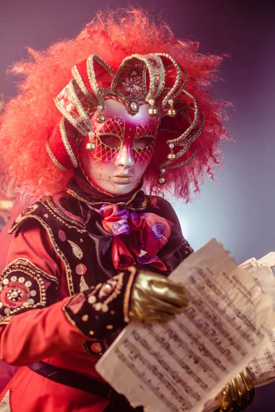 Mujer Traje Veneciano Máscara Peluca Posando Con Notas Musicales Sobre — Foto de Stock