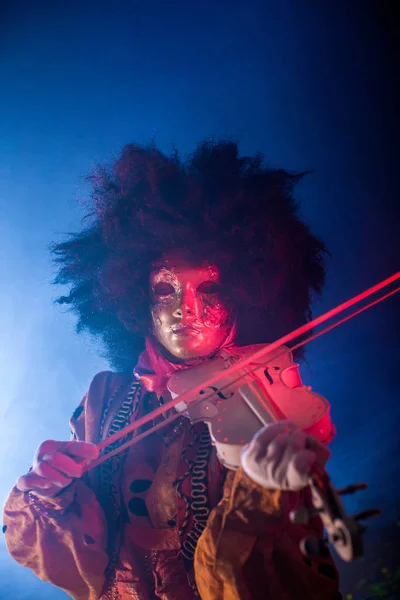 Femme Costume Vénitien Masque Posant Avec Violon Sur Fond Sombre — Photo