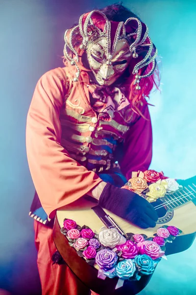 Hombre Traje Veneciano Máscara Posando Con Guitarra Sobre Fondo Oscuro — Foto de Stock