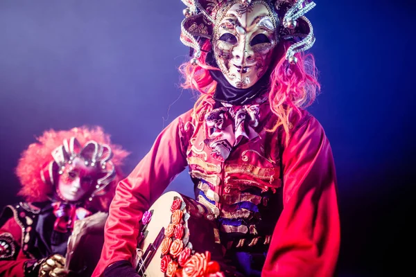 Hombre Mujer Trajes Venecianos Posando Con Guitarra Sobre Fondo Oscuro — Foto de Stock