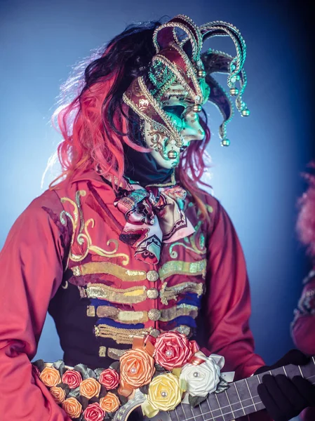 Hombre Traje Veneciano Máscara Posando Con Guitarra Sobre Fondo Oscuro — Foto de Stock