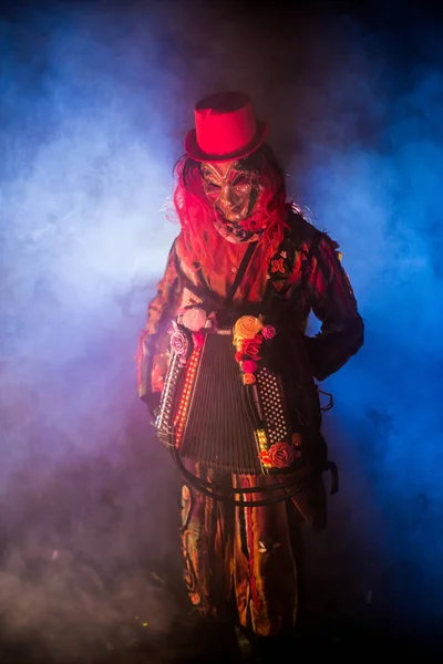 狂欢节男子在威尼斯服装和面具提出手风琴在雾蒙蒙的背景 — 图库照片