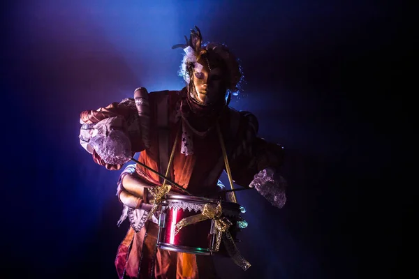 Retrato Conceptual Del Hombre Traje Veneciano Máscara Peluca Posando Con — Foto de Stock