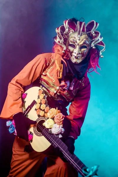 Carnaval Homem Traje Veneziano Máscara Posando Com Guitarra Contra Fundo — Fotografia de Stock