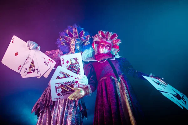 Mujeres Trajes Venecianos Posando Con Grandes Tarjetas Sobre Fondo Brumoso — Foto de Stock