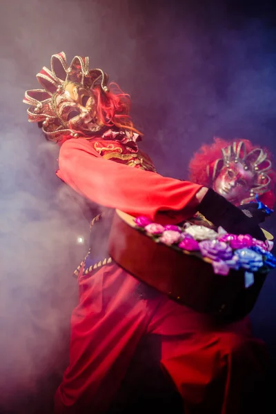 Hombre Mujer Trajes Venecianos Posando Con Guitarra Sobre Fondo Oscuro — Foto de Stock