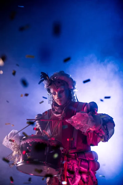 Чоловік Венеціанському Костюм Маски Перуку Позують Барабана Туманний Тлі — стокове фото
