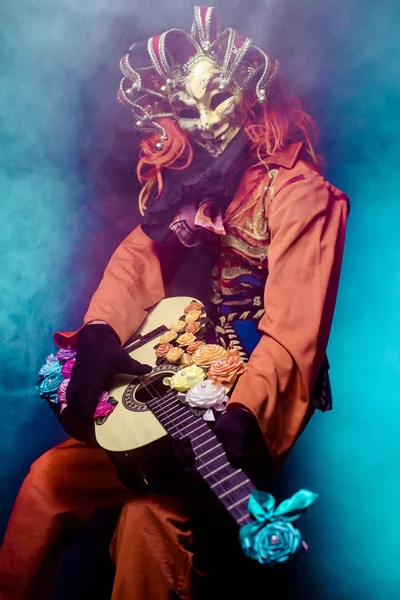 Hombre Carnaval Traje Veneciano Máscara Posando Con Guitarra Sobre Fondo — Foto de Stock