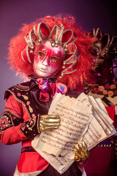 Dos Personas Trajes Venecianos Posando Con Guitarra Notas — Foto de Stock