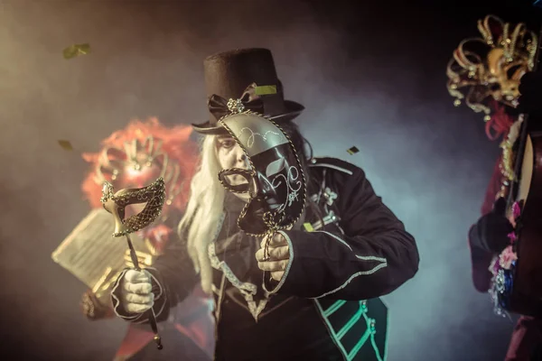 Drei Dunkle Festmusiker Venezianischen Kostümen Posieren Vor Nebligem Hintergrund — Stockfoto
