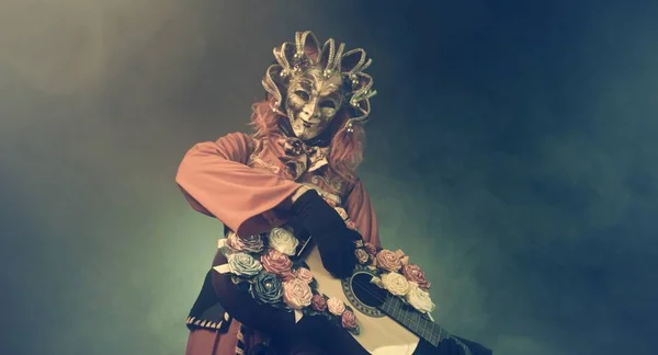 Hombre Trajes Venecianos Posando Con Guitarra Sobre Fondo Oscuro — Foto de Stock