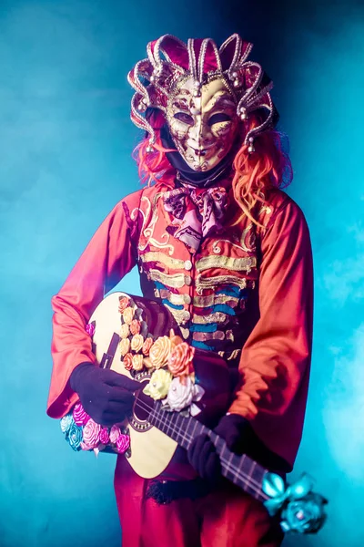 Hombre Traje Veneciano Máscara Posando Con Guitarra Sobre Fondo Oscuro — Foto de Stock