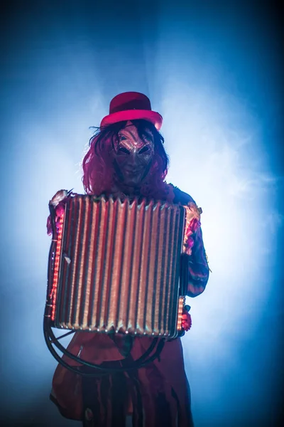 Homme Carnaval Costume Vénitien Masque Posant Avec Accordéon Sur Fond — Photo