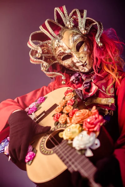 Hombre Traje Veneciano Máscara Posando Con Guitarra Sobre Fondo Oscuro — Foto de Stock