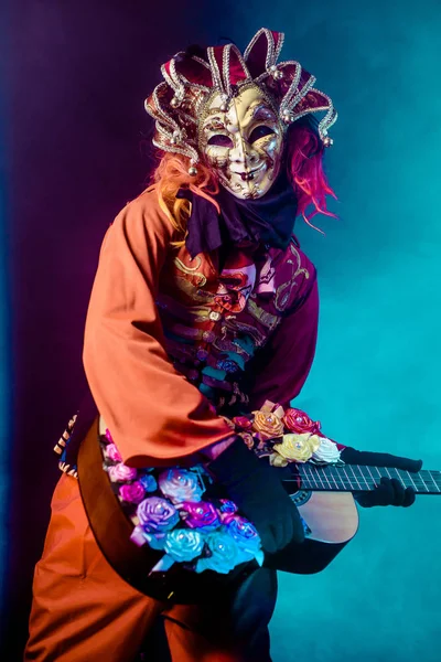 Carnaval Homem Traje Veneziano Máscara Posando Com Guitarra Contra Fundo — Fotografia de Stock