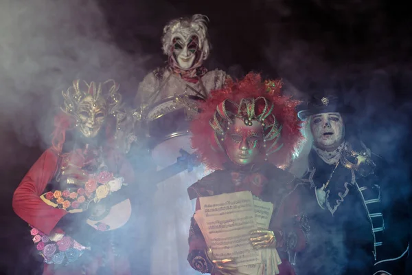 Gruselige Festmusiker Venezianischen Kostümen Posieren Vor Dunklem Hintergrund — Stockfoto