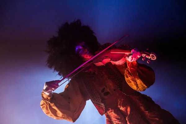 Mujer Traje Veneciano Máscara Peluca Posando Con Violín Sobre Fondo — Foto de Stock