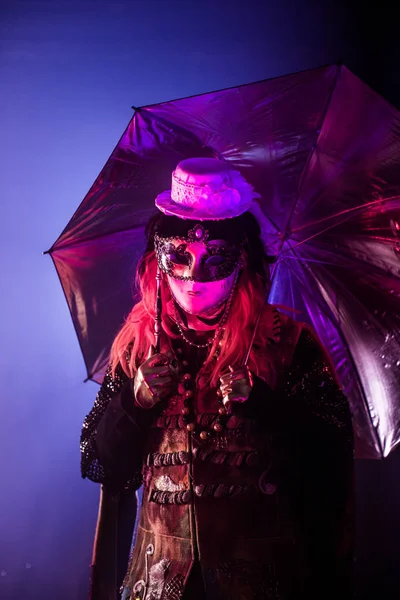 Mujer Traje Veneciano Máscara Peluca Posando Con Paraguas Contra Fondo — Foto de Stock
