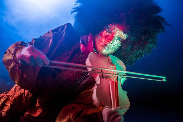 Mujer Traje Veneciano Máscara Posando Con Violín Sobre Fondo Oscuro — Foto de Stock