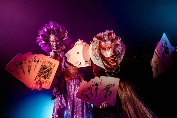 Mujeres Trajes Venecianos Máscaras Posando Con Grandes Tarjetas Sobre Fondo — Foto de Stock